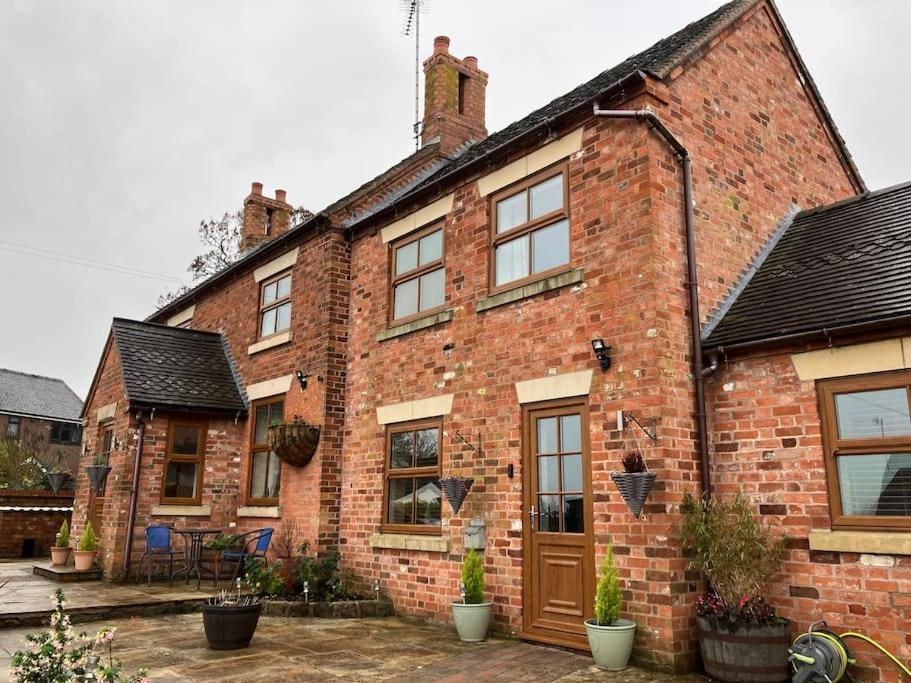 Woodbine Cottage-Part Of Alton Cottages Buitenkant foto